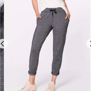 Sz 10 Lululemon On The Fly Pant *28"
Heathered Black